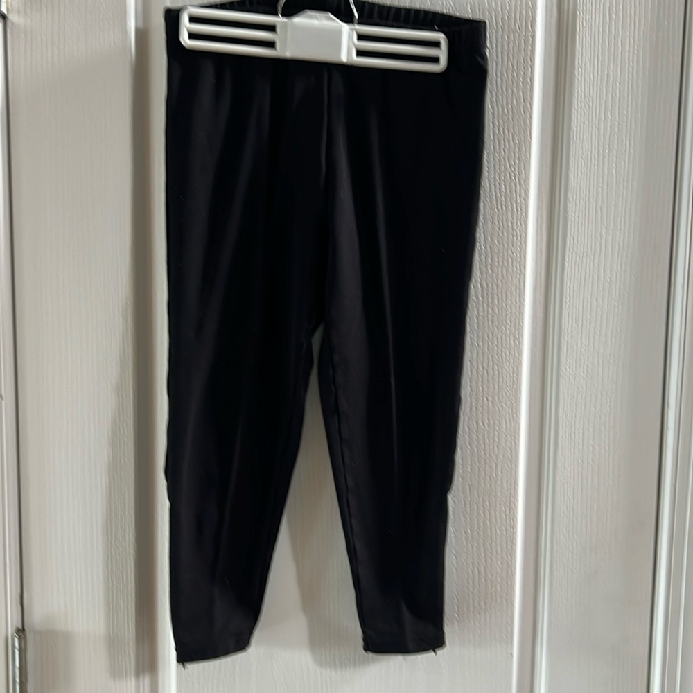 Stretch ankle crop pants.
